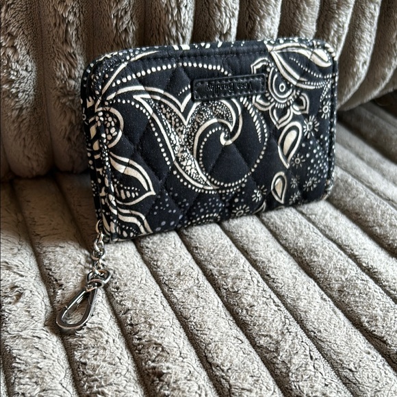 Vera Bradley Black and White Paisley Quilted Folding Wallet Bag Charm Key 🔑 Ring - Picture 2 of 14